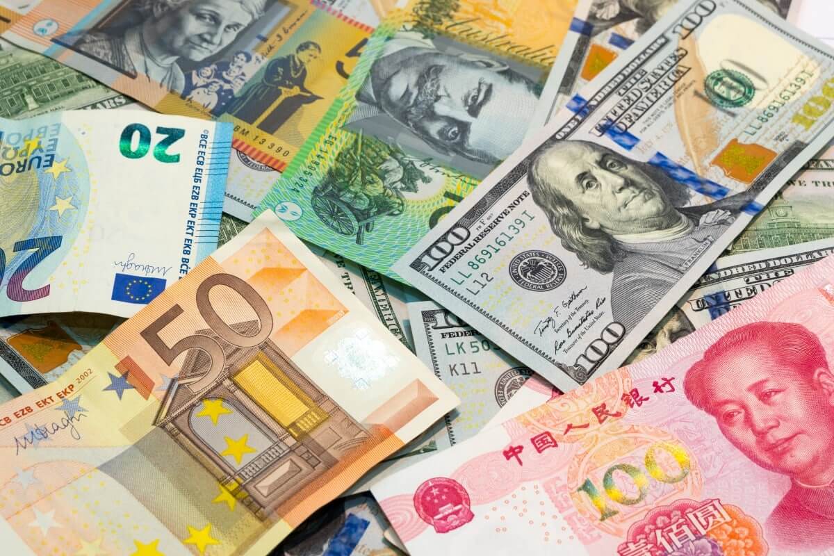 The euro remained high on Friday, while the dollar declined